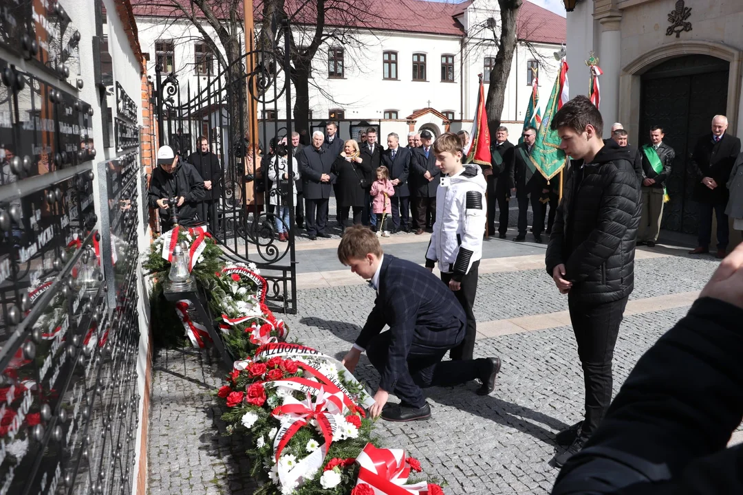 Dziś rocznica katastrofy smoleńskiej. Mielczanie oddali hołd [ZDJĘCIA] - Zdjęcie główne