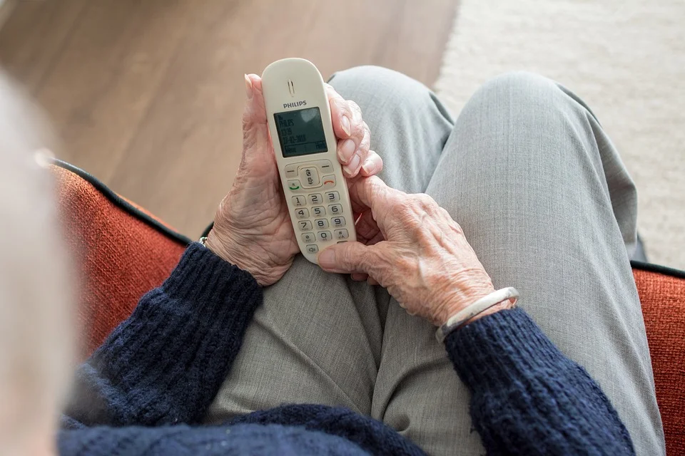 Seniorka z Mielca oszukana "na wnuczkę". Oddała pieniądze w reklamówce - Zdjęcie główne