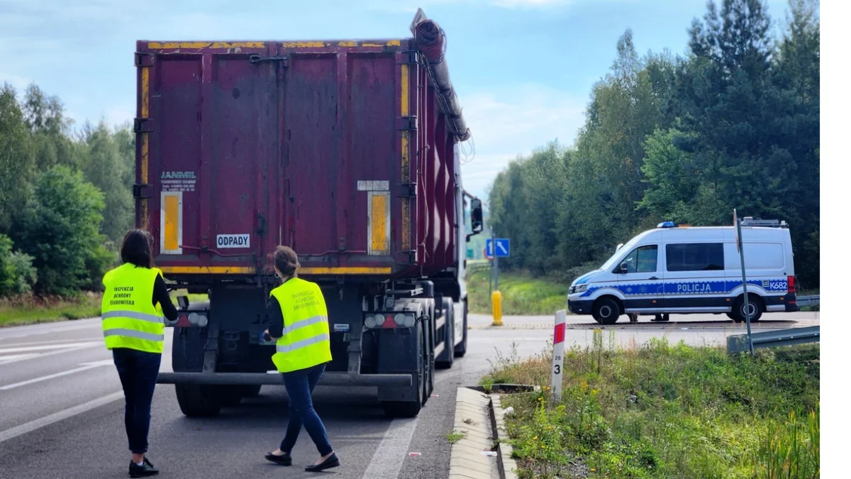 Odpady na celowniku. Wspólna akcja policji i inspektorów ochrony środowiska na obwodnicy - Zdjęcie główne