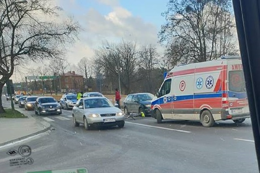 Potrącenie rowerzysty na zjeździe z wiaduktu w Mielcu  - Zdjęcie główne