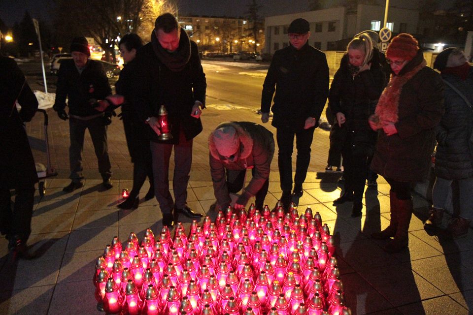 Żałoba narodowa na czas pogrzebu Prezydenta Gdańska. W Mielcu powstało serce zniczy przy magistracie - Zdjęcie główne