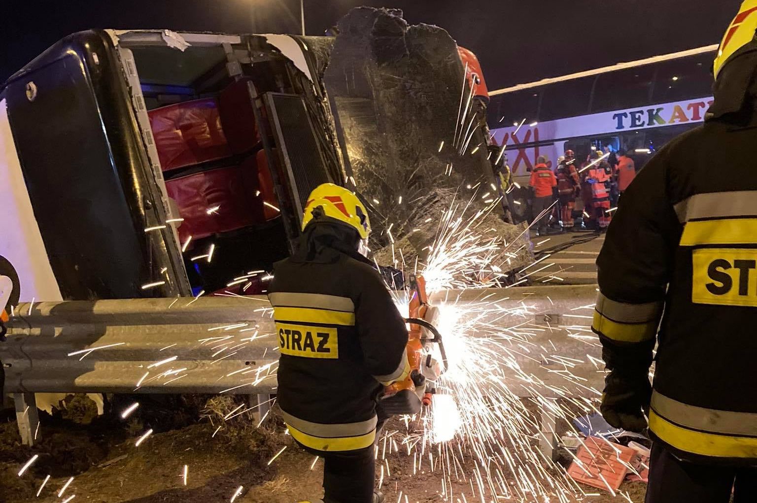 Dramatyczne sceny na autostradzie A4! Autokar przebił barierę! Są ranni i zabici! - Zdjęcie główne