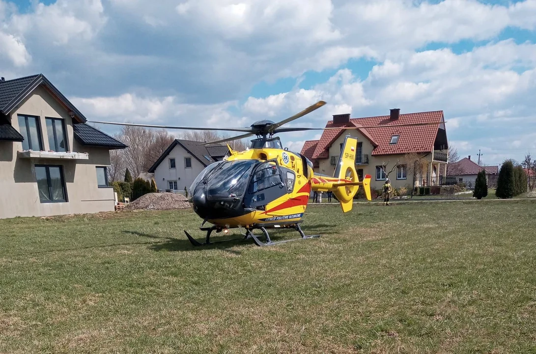 Pożar domu. Poszkodowany zabrany helikopterem do krakowskiego szpitala - Zdjęcie główne