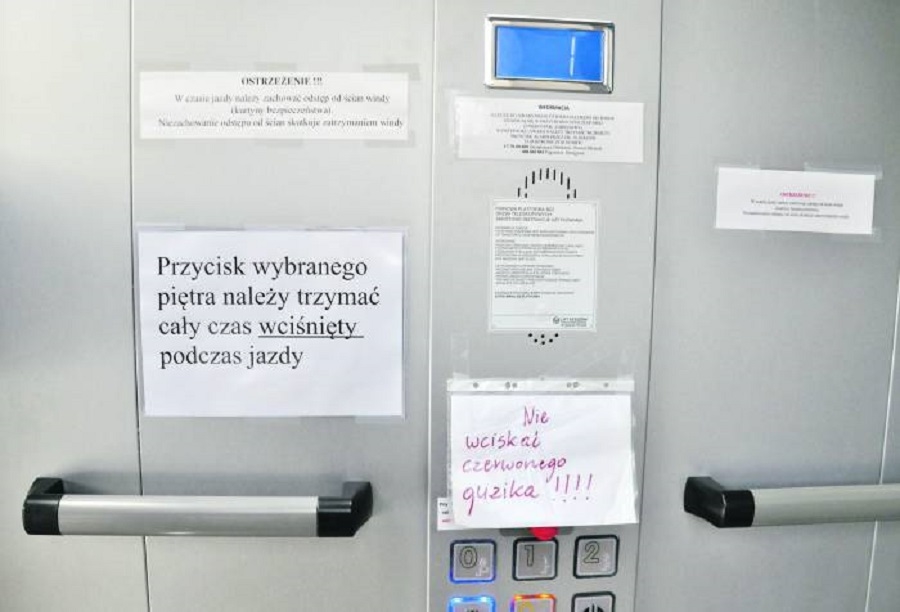 Feralna winda w przychodni przy ul. Sandomierskiej! - skarżą się pacjenci   - Zdjęcie główne