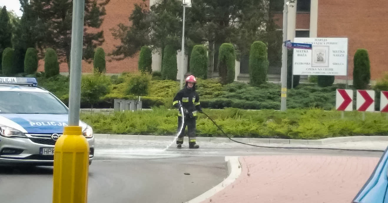 Strażacy usuwali plamę oleju  - Zdjęcie główne
