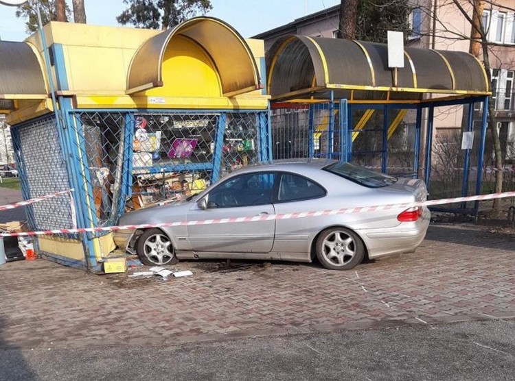 Z PODKARPACIA. Uderzył w kiosk Mercedesem. Zginął mężczyzna [FOTO] - Zdjęcie główne