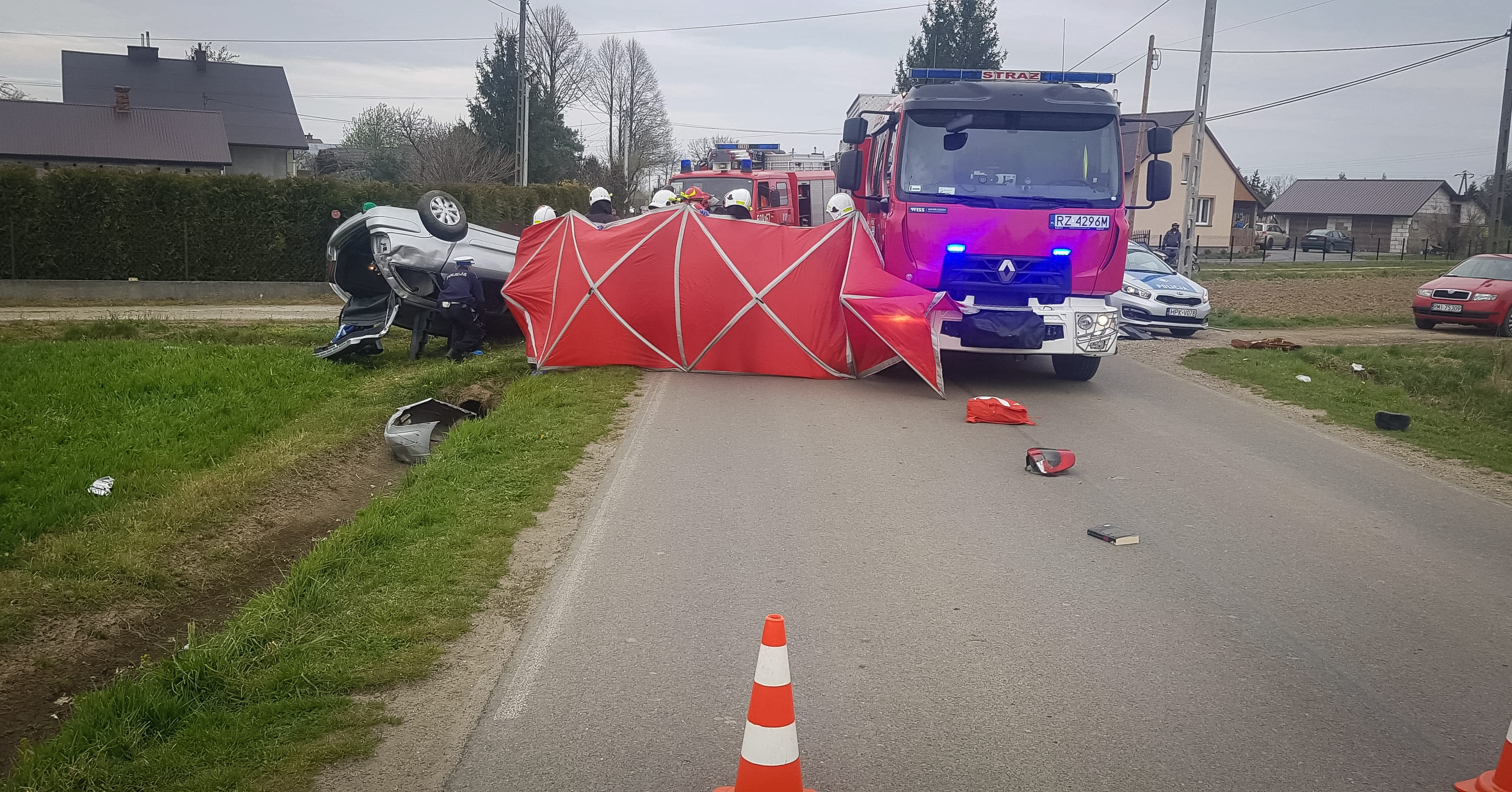 Wypadek w Kiełkowie. Trwa reanimacja kierowcy! [FOTO] - Zdjęcie główne
