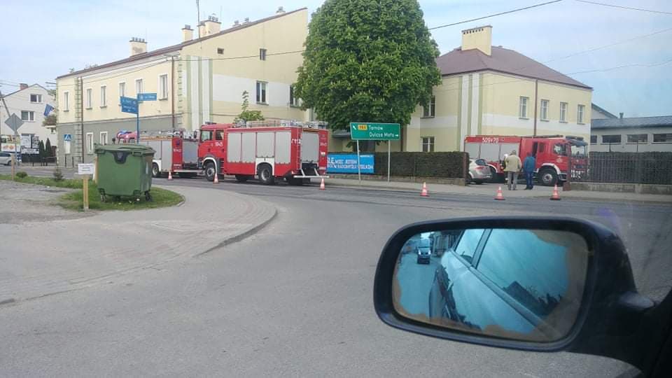 [Z OSTATNIEJ CHWILI]: Trwa ewakuacja szkoły w Radomyślu Wielkim po informacji, że w budynku jest bomba - Zdjęcie główne