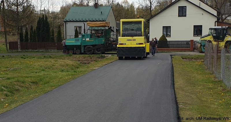 Asfaltowa nawierzchnia na  drogach w 10 miejscowościach  - Zdjęcie główne