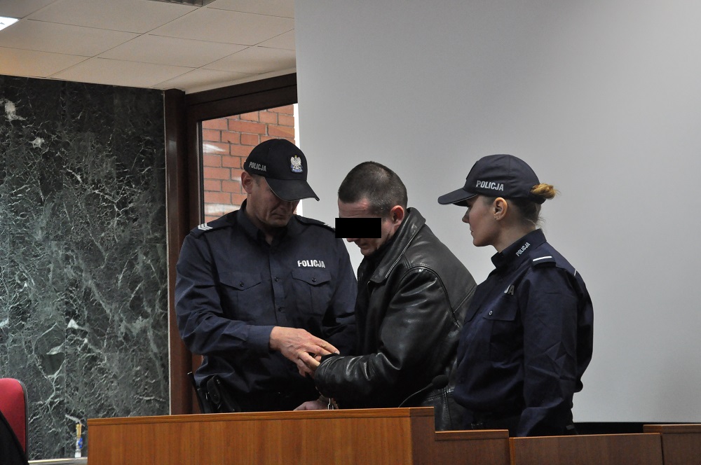 Podczas dzisiejszej kolejnej już rozprawy w sprawie zabójstwa Moniki K. z Kiełkowa sąd w Tarnobrzegu przesłuchał między innymi rodziców oskarżonego Mariusza K. - Zdjęcie główne