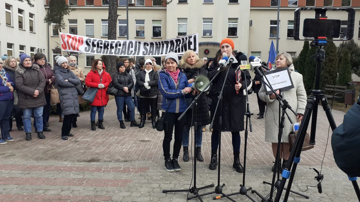 Protest przed mieleckim szpitalem. "Szczepienia to jedna wielka ściema" [ZDJĘCIA, FILMY] - Zdjęcie główne