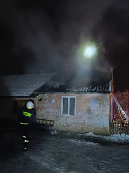 Borowa. Pożar domu. Strażacy w akcji