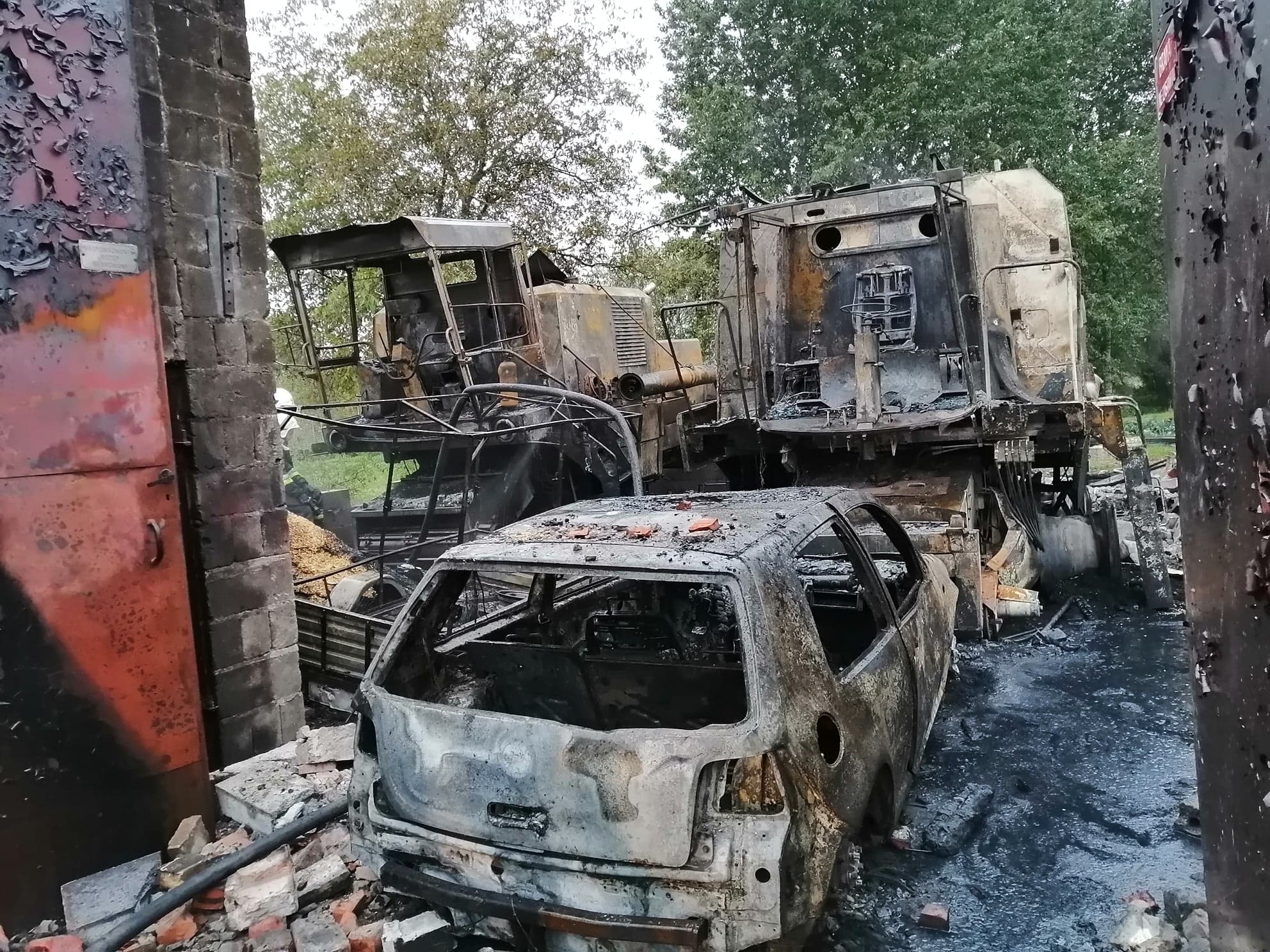 Pożar w gospodarstwie. Doszczętnie spłonęły maszyny rolnicze [FOTO] - Zdjęcie główne