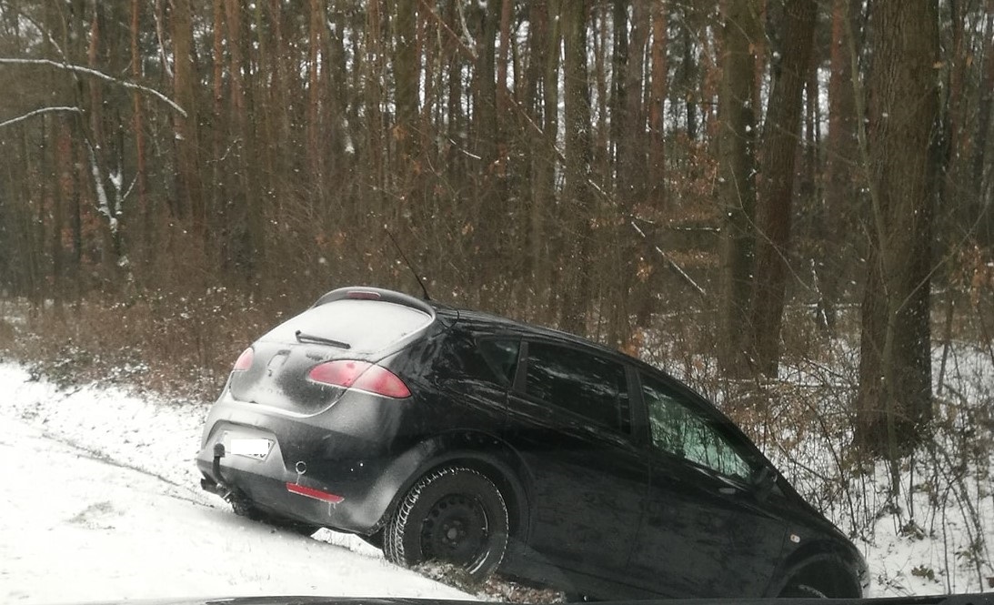 Kolizje na śliskich drogach naszego powiatu - Zdjęcie główne