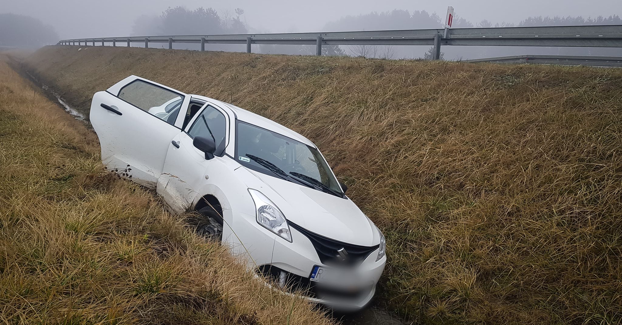 Chciał uniknąć zderzenia z sarną, wjechał do rowu! [FOTO] - Zdjęcie główne