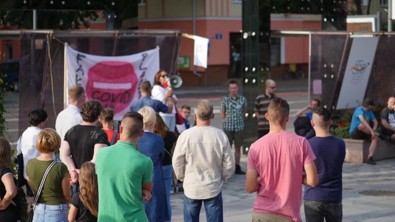 Mówią: "Dość pandemii!". W Mielcu pierwszy protest przeciwko noszeniu maseczek [VIDEO, FOTO] - Zdjęcie główne