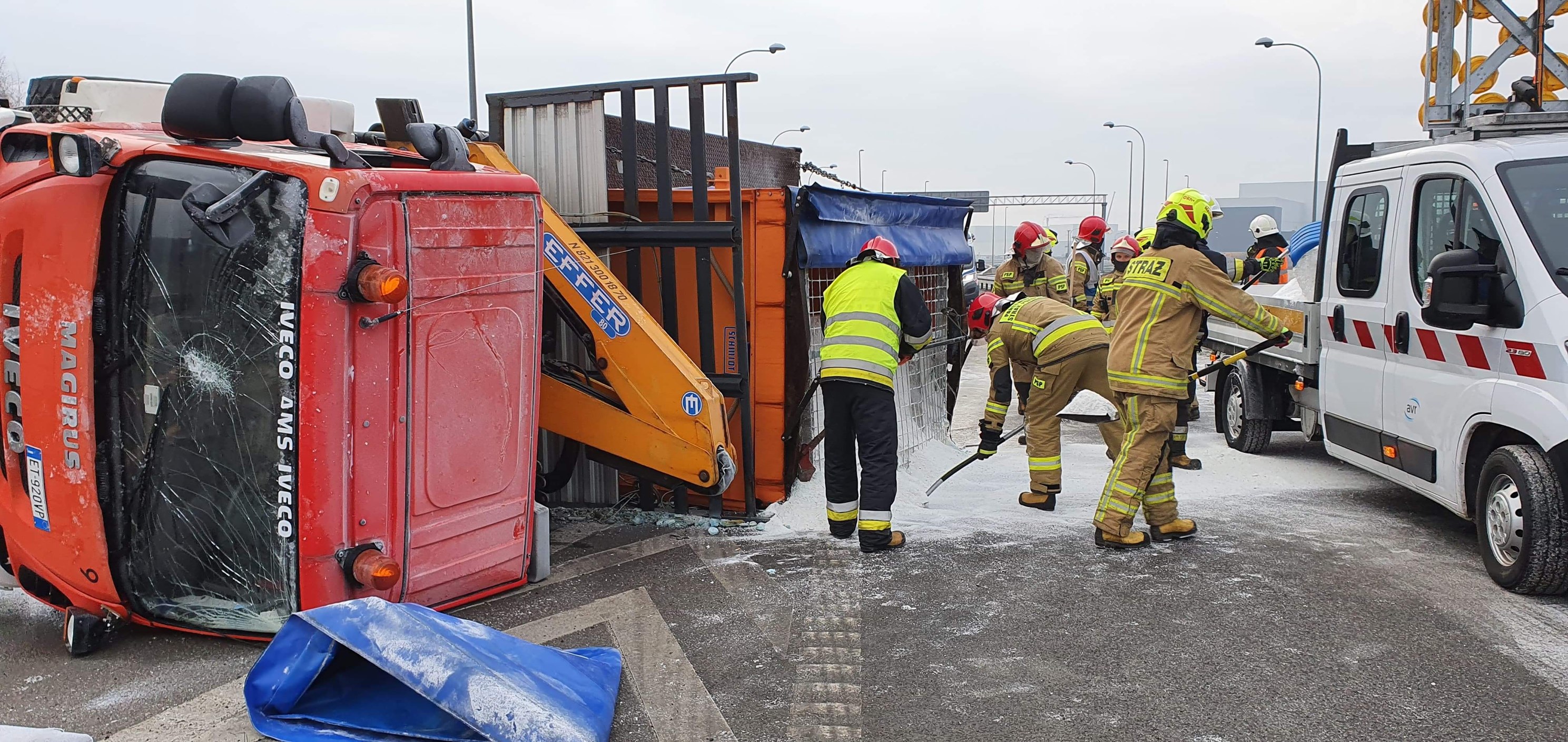 Wywrócona piaskarka na autostradzie!  - Zdjęcie główne