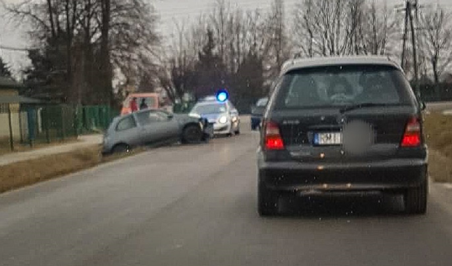 Mielec: Na ul. Kilińskiego kierowca stracił panowanie nad samochodem. Wjechał do rowu - Zdjęcie główne