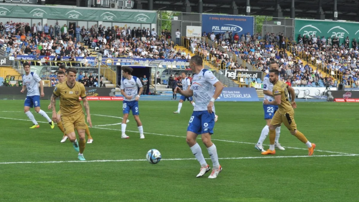 PKO BP Ekstraklasa: Bez rozstrzygnięcia w starciu sąsiadów z ligowej tabeli. Stal Mielec i Widzew Łódź zgarniają po punkcie [ZDJĘCIA] - Zdjęcie główne