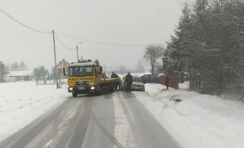 Trudna sytuacja na drogach w powiecie mieleckim. Doszło do kilku kolizji - Zdjęcie główne