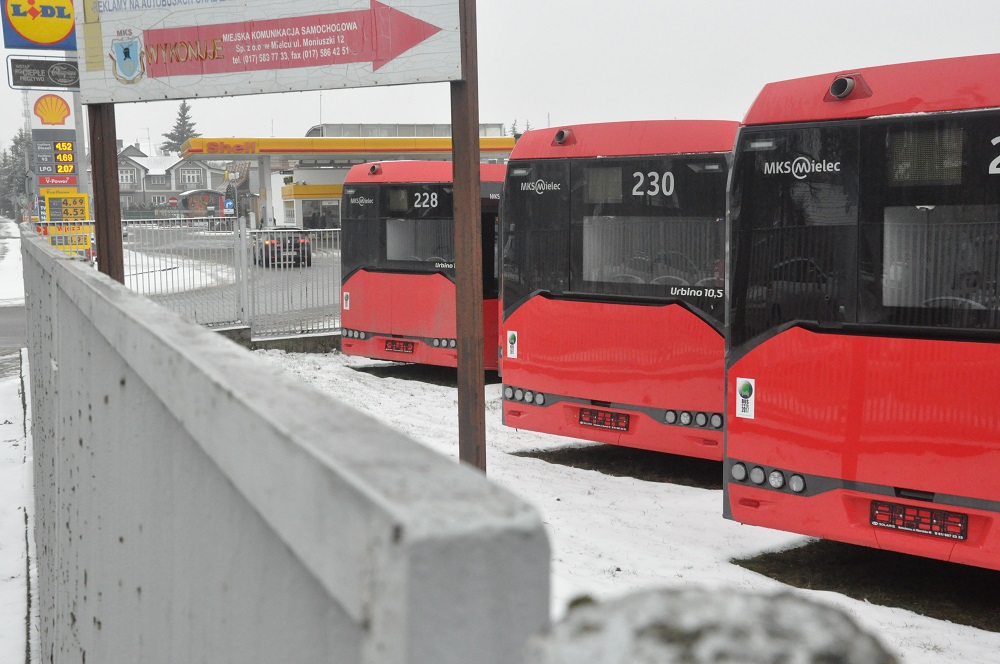 Autobusy stoją, a pasażerowie czekają [interwencja]  - Zdjęcie główne