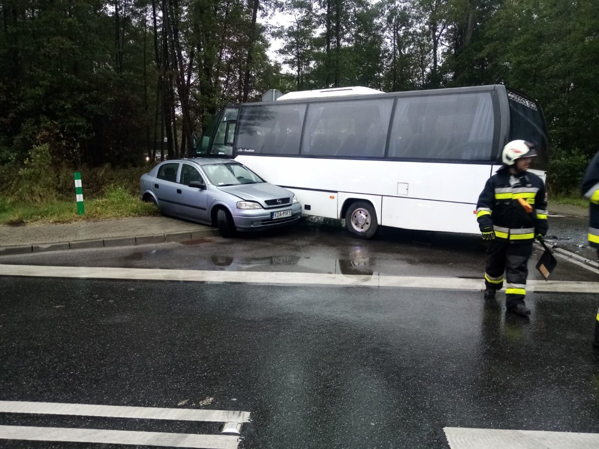 Wypadek busa z dziećmi na drodze Mielec-Lisia Góra - Zdjęcie główne