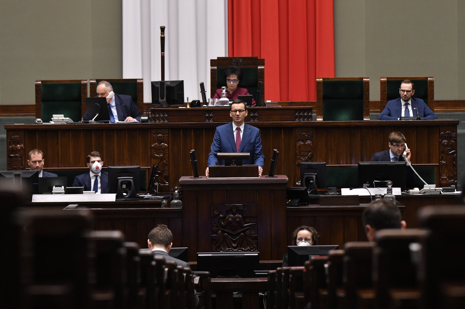 Sejm uchwalił ustawę wprowadzającą zmiany w 14 "zdrowotnych" regulacjach, by skuteczniej walczyć z COVID-19 - Zdjęcie główne