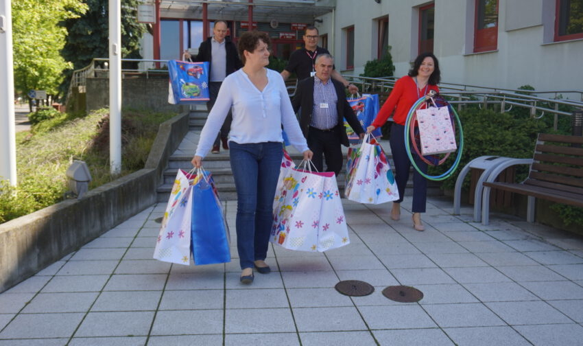 Urzędnicy z niespodziankami dla dzieci - Zdjęcie główne