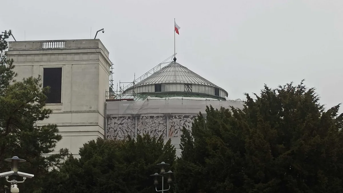 Podkarpacki polityk z Konfederacji groził wybuchem bomby w Sejmie. Prokuratura postawiła zarzuty wobec Jacka Ć. Co mu grozi? - Zdjęcie główne