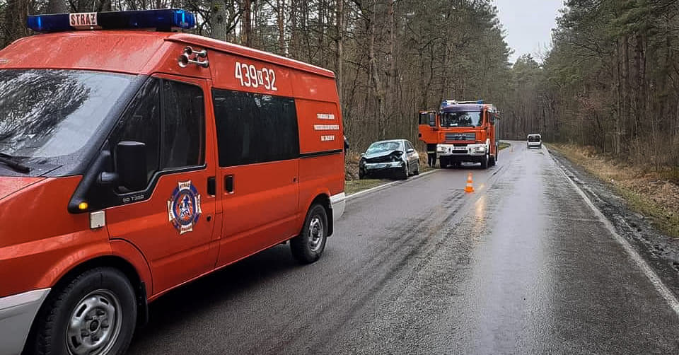 Samochód dachował. Kobieta w ciąży w szpitalu! - Zdjęcie główne