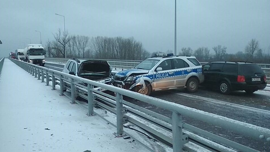 Wypadek na obwodnicy na moście w Gawłuszowicach. Utrudnienia w ruchu  - Zdjęcie główne