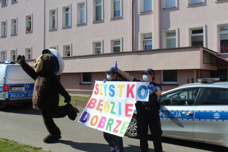 Z PODKARPACIA: Miś odwiedził dzieci - Zdjęcie główne