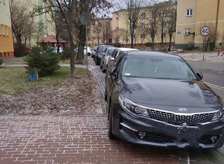 "Nie ma szans przejechać wózkiem z dzieckiem!" - skarzą się mieszkańcy ul. Chopina. "Niedzielni kierowcy" parkują na chodniku - Zdjęcie główne