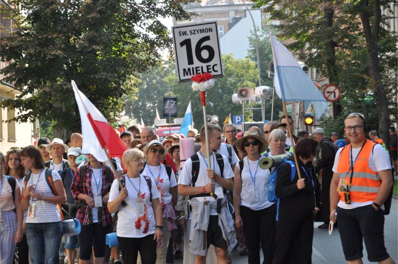 Rozpoczęła się 37. Piesza Pielgrzymka Tarnowska! Mielczanie na szlaku [FOTO, VIDEO]  - Zdjęcie główne