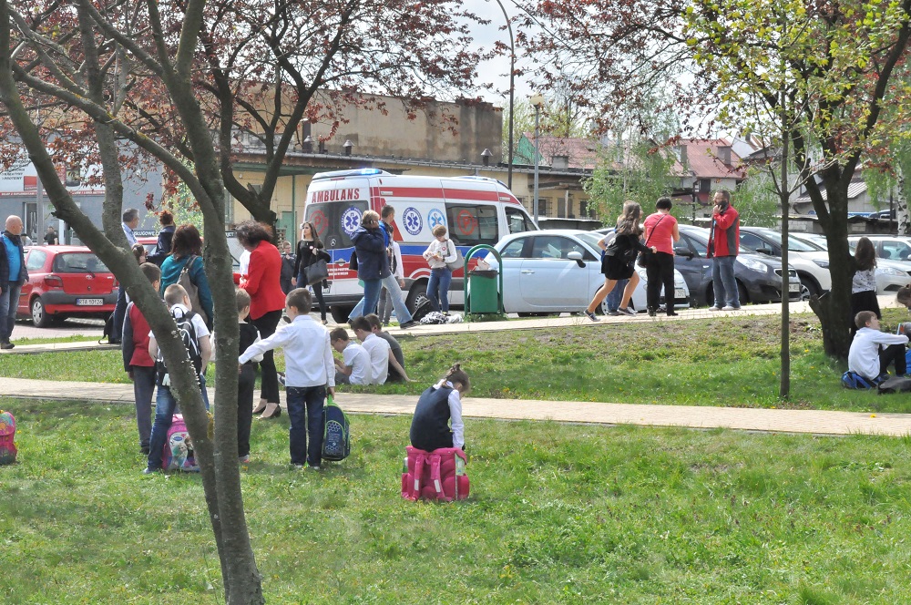 [PILNE] Ewakuacja uczniów Szkoły Podstawowej nr 9 - Zdjęcie główne