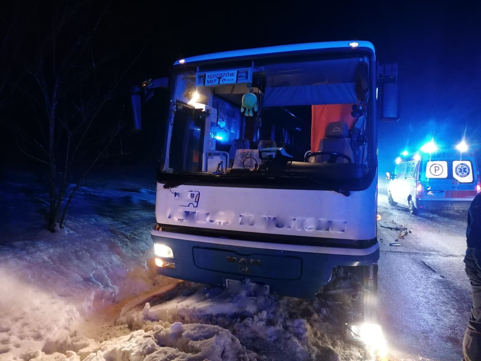 Zderzenie osobówki z autobusem. Droga była całkowicie zablokowana!  - Zdjęcie główne