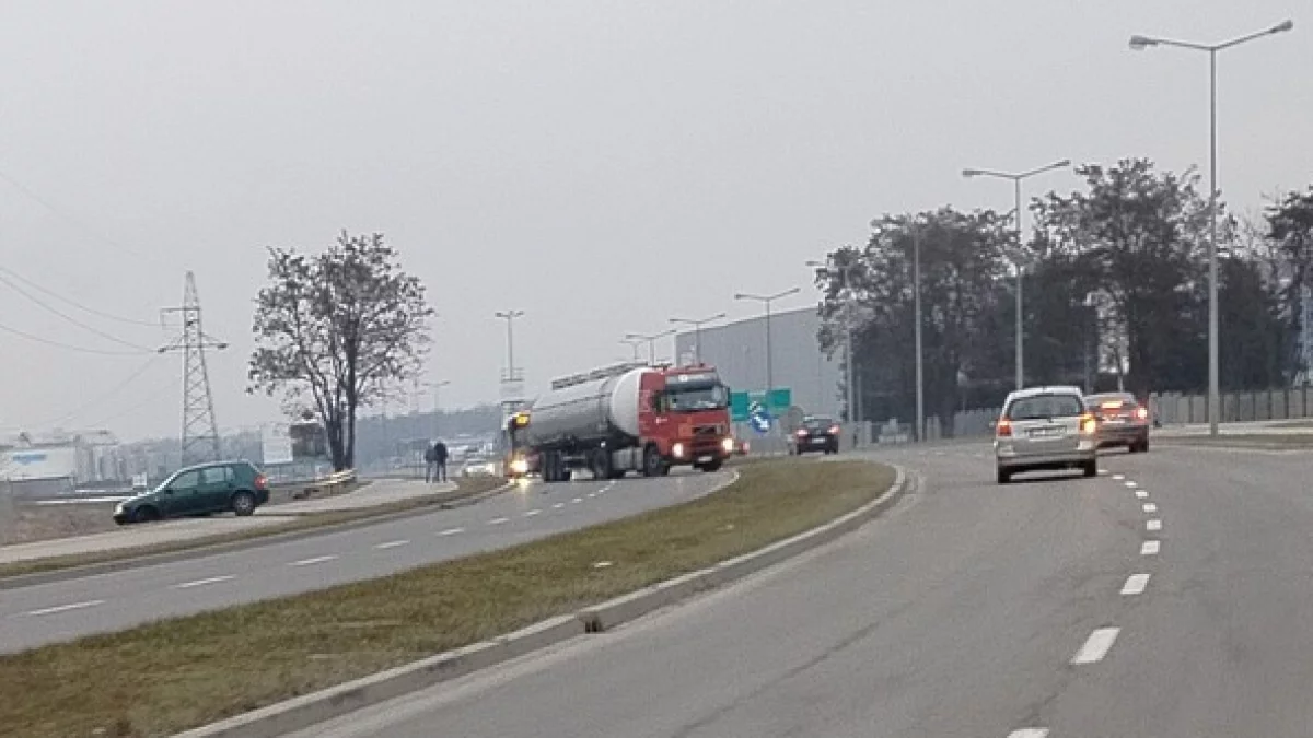 Kolizja osobówki z tirem na Al. Kwiatkowskiego w Mielcu – sprawa trafi do sądu - Zdjęcie główne