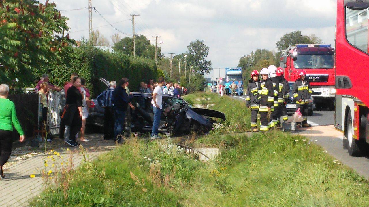 Samochód w rowie. Są utrudnienia na trasie Mielec - Dębica - Zdjęcie główne