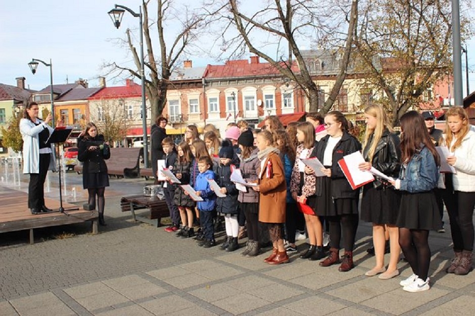 Uczniowie na mieleckim rynku świętowali odzyskanie niepodległości - Zdjęcie główne