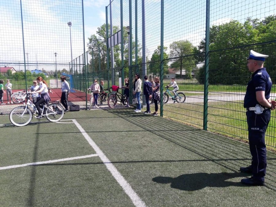 Policjanci podczas spotkania w Ośrodku Rehabilitacyjno-Edukacyjno-Wychowawczym przy ulicy Wojsławskiej w Mielcu