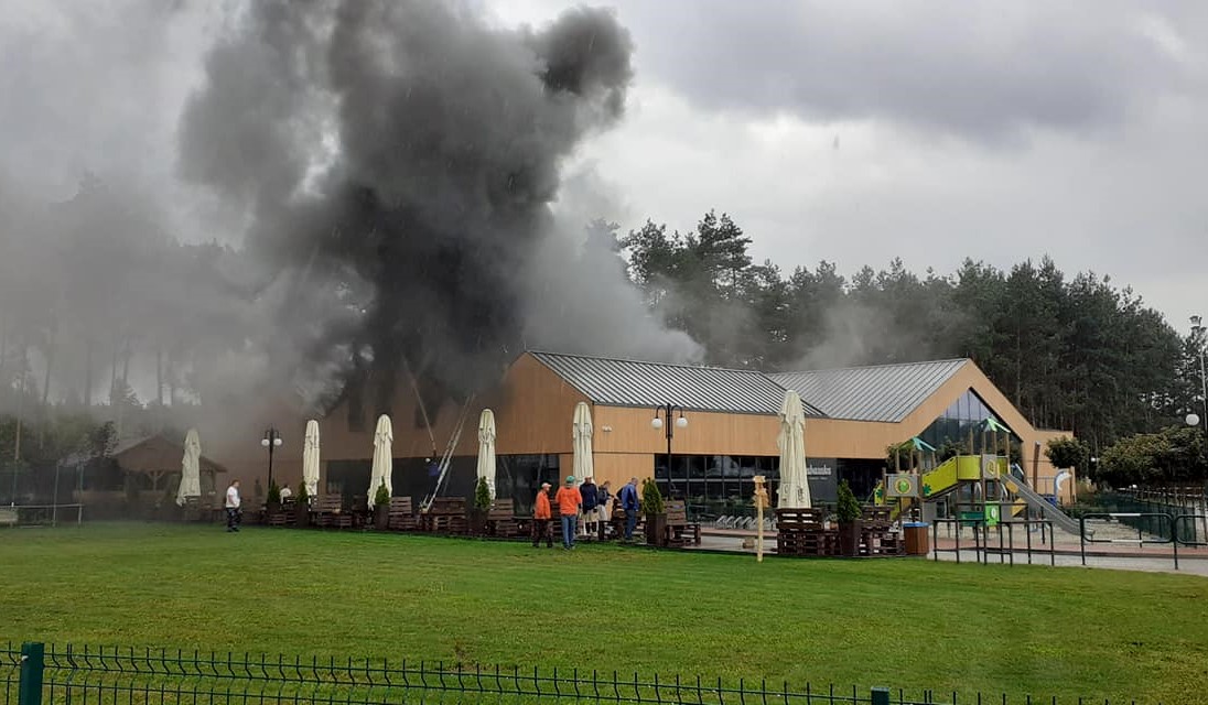 Pożar w kompleksie Rado Resort w Woli Chorzelowskiej [ZDJĘCIA] - Zdjęcie główne