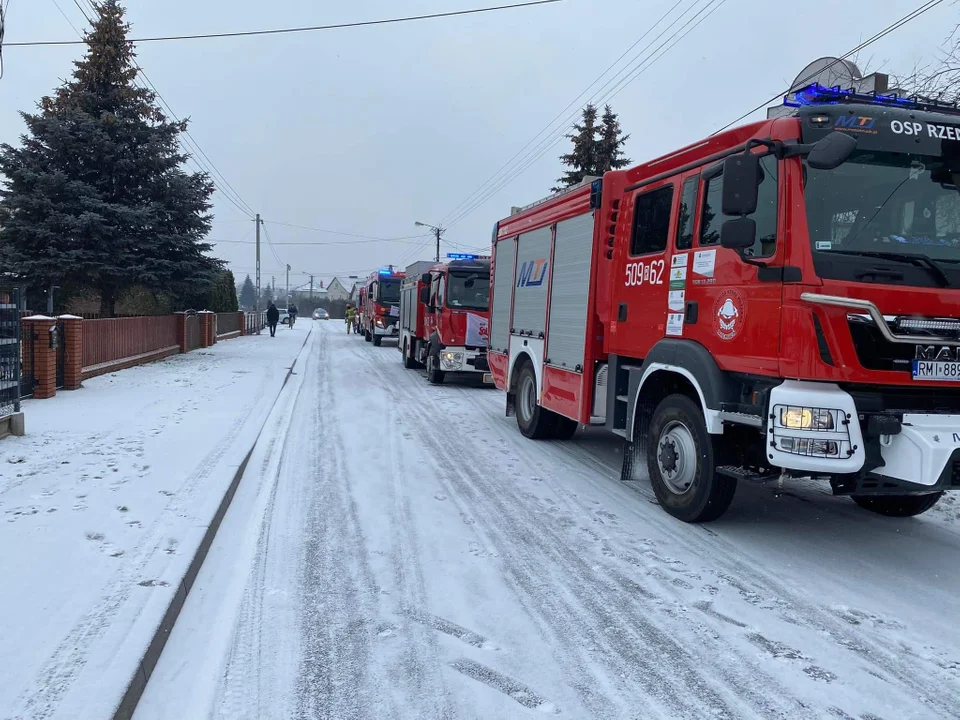 Zdarzenie w Rzemieniu. Kierowca osobówki wjechał do rowu - Zdjęcie główne