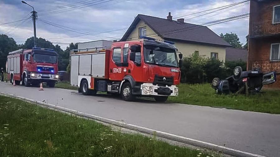 Dachowanie. Trzy osoby trafiły do szpitala! - Zdjęcie główne