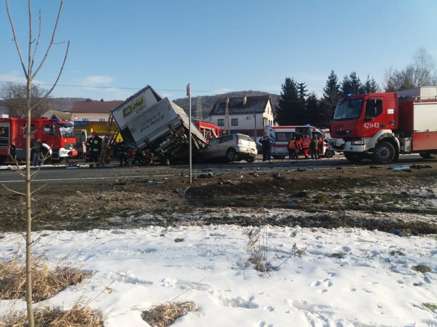 Z PODKARPACIA. Wypadek z udziałem trzech pojazdów. Droga krajowa nr 73 jest całkowicie zablokowana  - Zdjęcie główne