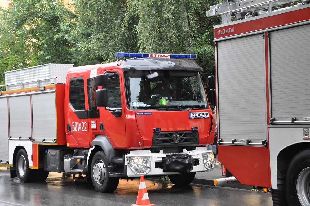 Zapaliła się pralka znajdująca się w łazience mieszkania w mieleckim bloku. Właścicielka lokalu i sąsiadka trafiły do szpitala. - Zdjęcie główne