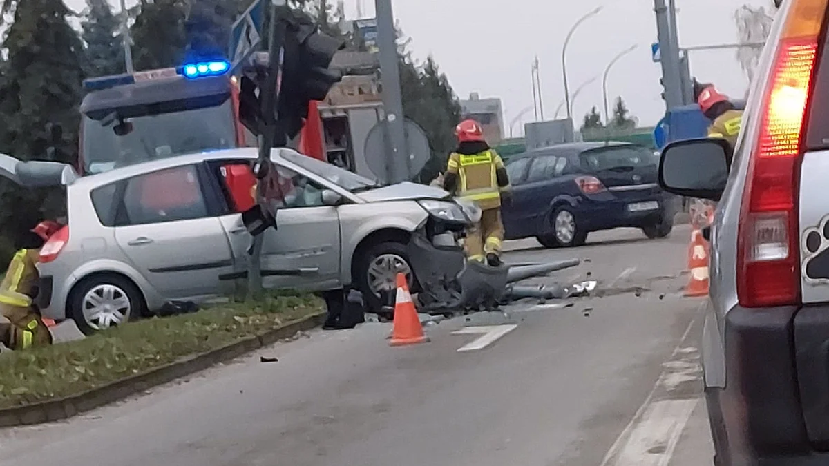 Spore utrudnienia na Żeromskiego w Mielcu. Samochód uderzył w sygnalizację świetlną - Zdjęcie główne