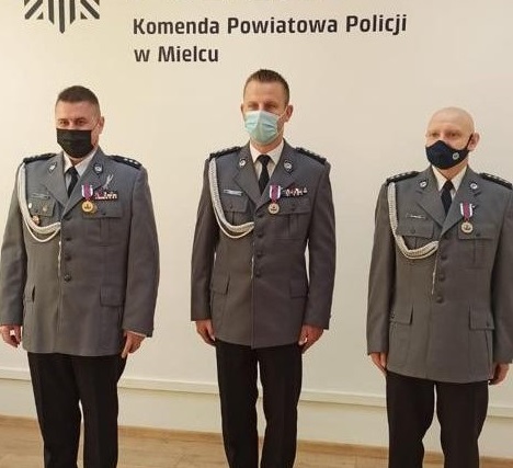 Mieleccy policjanci nagrodzeni odznakami - Zdjęcie główne