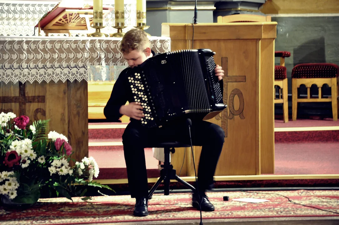 Młody akordeonista Michał Stochel z Kolbuszowej zagrał w kościele w Gawłuszowicach [ZDJĘCIA-WIDEO] - Zdjęcie główne