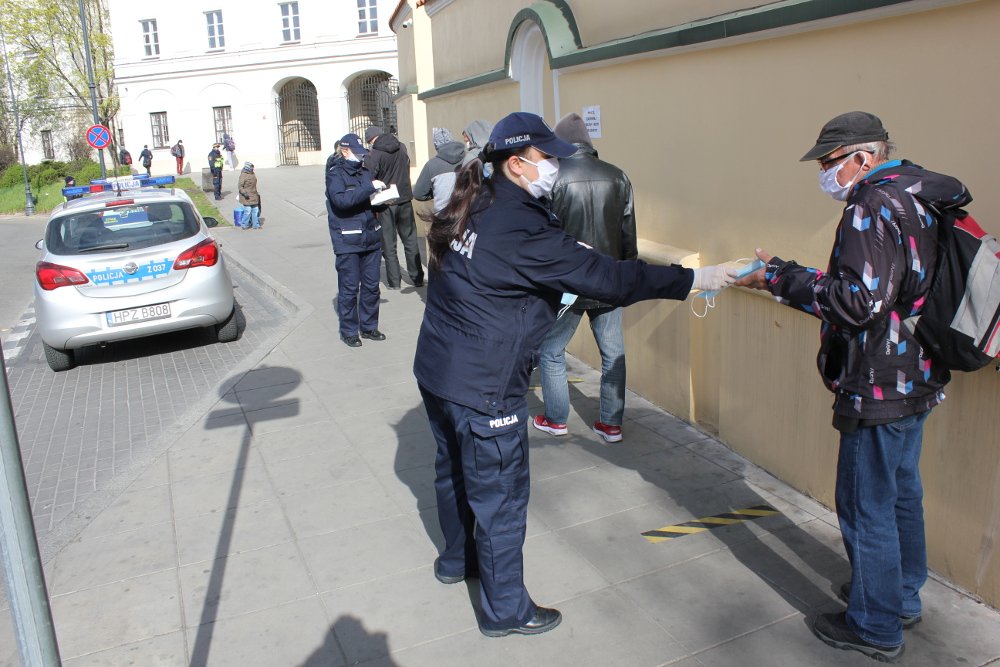 Z KRAJU. 2 tys. policjantów było lub przebywa na kwarantannie - Zdjęcie główne