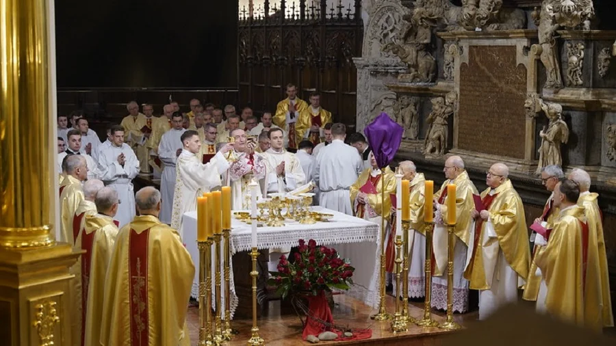 Wielki Czwartek: Kapłani z diecezji tarnowskiej uczestniczyli w Mszy Krzyżma - Zdjęcie główne